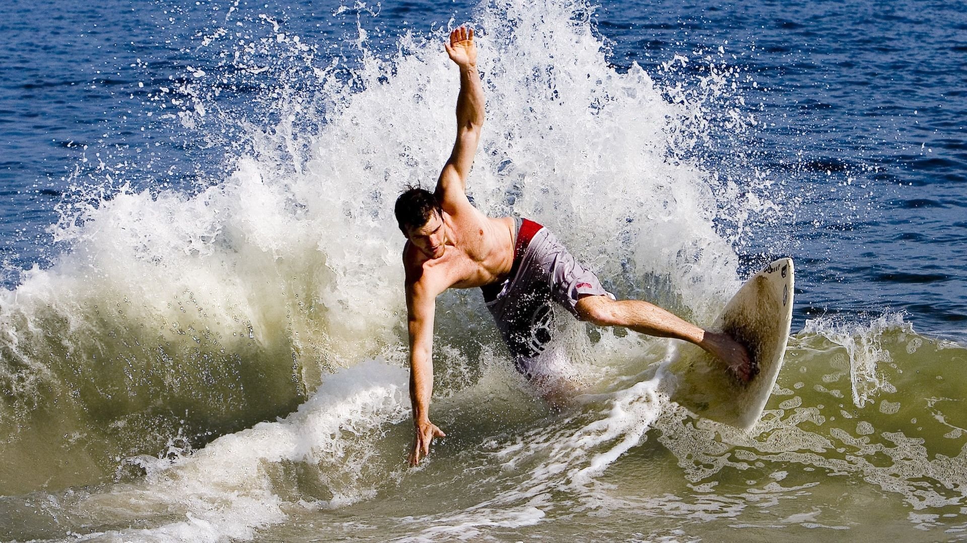 开云体育入口-赛场惊雷！红色铁骑在墨尔本轻取红牛，塞恩斯状态火热上演完美复仇